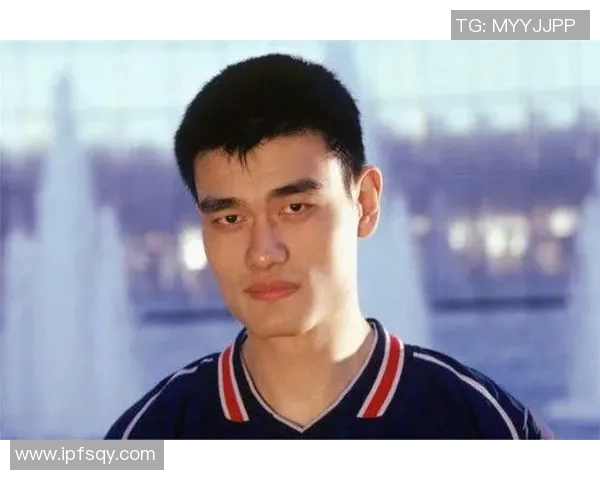 姚明虽身高出众但力量小的篮球之路与挑战解析